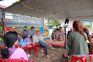 Người dân Đà Nẵng từng nhiều lần dựng lán trại yêu cầu nhà máy dừng hoạt động vì ô nhiễm. Ảnh: Nguyễn Đông.