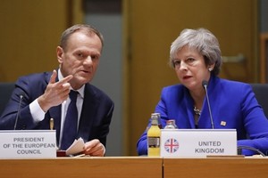Thủ tướng Anh Theresa May (phải) và Chủ tịch Hội đồng châu Âu Donald Tusk tại cuộc họp ở Bỉ ngày 25/11. Ảnh: AFP.