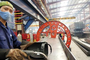 Sản xuất tại nhà máy của Công ty TNHH Nhà thép tiền chế Zamil Việt Nam. Ảnh: Đức Thanh.