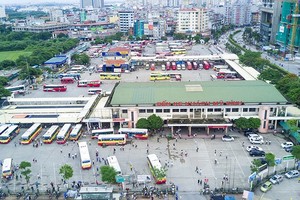 Hà Nội tạm thời chưa đóng cửa bến xe khách Mỹ Đình. (Ảnh: Toàn Vũ).