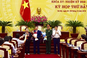 Hai tân Ủy viên UBND thành phố ra mắt và nhận hoa chúc mừng.