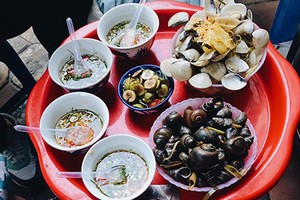 Chủ quán sẽ dùng máy tính hoặc điện thoại để tính tiền rồi truyền đạt lại cho khách. Ảnh: Hoàng Tuấn Anh.