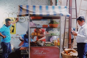 'Xe bánh mì ngon nhất thế giới' ở Sài Gòn chỉ bán một loại nhân