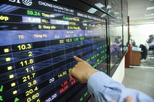 Hàng trăm cổ phiếu “treo” giá trên sàn