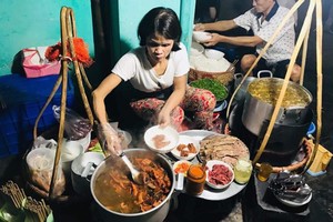 Gánh phở nhỏ được sắp xếp gọn gàng phục vụ khách trong 3 tiếng mỗi ngày.