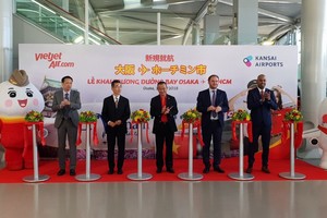 Giám đốc điều hành Lưu Đức Khánh và Phó Tổng giám đốc Nguyễn Thanh Sơn thực hiện nghi thức khai trương đường bay mới Tp. HCM – Osaka.