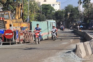 Rào chắn trên đường Huỳnh Tấn Phát (Q.7) khiến sinh goạt người dân bị ảnh hưởng
ẢNH: Nguyễn Tiến.