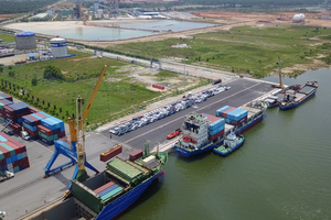 Cảng Chu Lai là đầu mối giao thông từ Khu KTM Chu Lai xuất nhập khẩu hàng hóa đi các nơi.