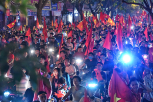 Người hâm hộ đổ ra các con phố trung tâm Hà Nội mừng chiến thắng của tuyển Việt Nam vào tối 6/12. Ảnh: Giang Huy.