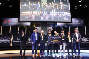 Ông Back Jong Kook (thứ hai, bìa trái), Chủ tịch Hội đồng thành viên kiêm Tổng giám đốc Hanwha Life Việt Nam trao giải thưởng cho đội chiến thắng ở giải đấu Thử thách E-sport toàn cầu Hanwha Life vừa qua.