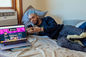 Bất cứ ai hỏi làm nghề gì, Jovan nói livestream xin tiền cũng chính là nghề của anh. Ảnh: Nytimes.