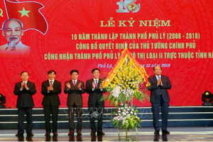 Bộ trưởng, Chủ nhiệm VPCP Mai Tiến Dũng chúc mừng thành phố Phủ Lý được Thủ tướng Chính phủ công nhận là đô thi loại II.
