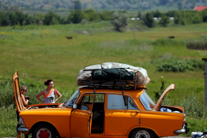 Không nên đổ lỗi ai khác nếu bạn không có tiền cho những tình huống khẩn cấp. Ảnh: Reuters.