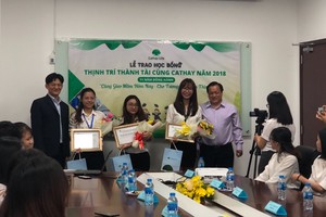 Cathay Life Việt Nam trao học bổng cho 34 sinh viên vượt khó