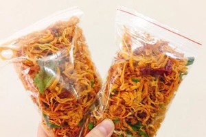 Nhiều đồ ăn vặt bị cấm khi nhập cảnh.