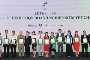 Chủ tịch UBCK, Chủ tịch Sở GDCK TP. HCM và Chủ tịch Dragon Capital vinh danh các doanh nghiệp đoạt giải trong Cuộc bình chọn Doanh nghiệp niêm yết tiêu biểu 2018.