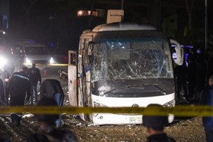 Chiếc xe buýt chở du khách Việt bị phá hủy trong vụ đánh bom. Ảnh: AFP.