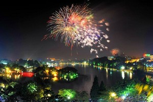 Pháo hoa đêm giao thừa tại Hồ Gươm, Hà Nội (Ảnh minh hoạ).