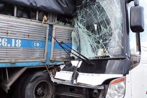 Hiện trường vụ tai nạn ôtô giường nằm tông xe tải tại Bình Thuận. Ảnh: Phan Thành.