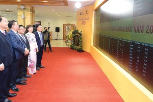 Bộ trưởng Bộ Tài chính (thứ hai) tham dự Lễ khai trương phiên giao dịch chứng khoán đầu năm 2019 tại HNX.