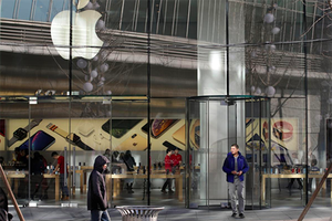 Không khí ảm đạm bên ngoài một Apple Store ở Trung Quốc. Ảnh: Reuters.