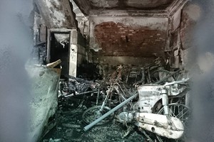 Nhiều đồ đạc trong căn nhà bị cháy rụi. Ảnh:Q. Huy.