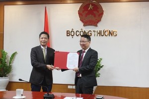 Bộ trưởng Trần Tuấn Anh trao Quyết định bổ nhiệm Cục trưởng Cục Phòng vệ thương mại. (Ảnh: moit.gov.vn)