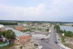 Một dự án đất nền và nhà phố tỉnh giáp ranh Sài Gòn. Ảnh: Vũ Lê.