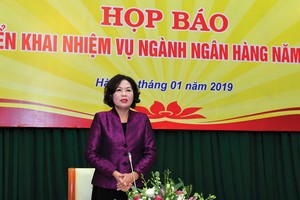 Phó thống đốc Ngân hàng Nhà nước Nguyễn Thị Hồng chủ trì cuộc họp báo.