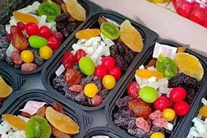 Mứt được nhiều cửa hàng trộn với nhau và đóng hộp bán với giá 30.000-40.000 đồng một hộp.