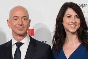 Jeff Bezos và MacKenzie tại Berlin tháng 4/2018. Ảnh: AFP.