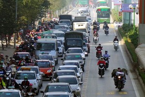 Phương tiện cá nhân lấn làn xe buýt BRT sẽ bị xử lý nghiêm. (Ảnh: Tiến Nguyên).