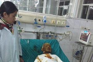 Chị Hợi đang chăm sóc cháu Tuấn trong bệnh viện.