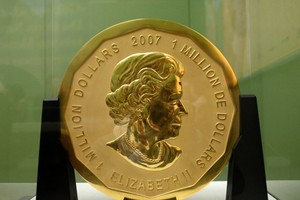 Đồng xu vàng "Big Maple Leaf" nặng gần 100 kg đã được trưng bày tại Bảo tàng Bode của Berlin từ năm 2010.