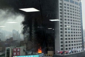 Đám cháy bùng phát tại khách sạn chiều 14/1. Ảnh: Yonhap.