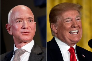 Tổng thống Trump "đá xoáy" tỷ phú Jeff Bezos là thằng hề sau vụ ly hôn tốn kém nhất lịch sử. (Nguồn: Reuters/Joshua Roberts/Susan Walsh/AP/Business Insider composite).