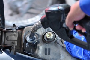 Giá xăng dầu giữ nguyên sau 6 phiên giảm liên tiếp.