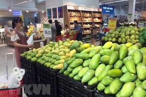 Khách lựa chọn mua hàng tại siêu thị Big C Hà Nội. (Ảnh: Trần Việt/TTXVN).