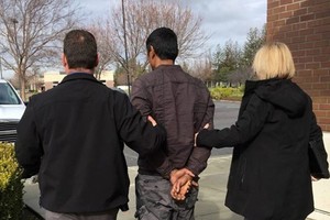 Người đàn ông ăn cắp xổ số của bạn cùng phòng.