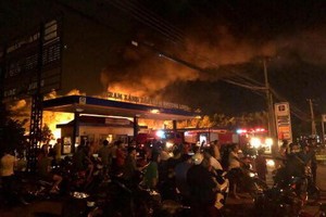 Đám cháy tại cây xăng Nam Phương Long. Ảnh: Hoàng Anh.