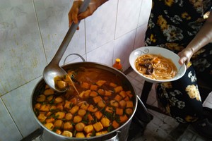 Một tô canh bún chỉ có giá 15.000 đồng, không có phần nhỏ, phần lớn hay phần đặc biệt.