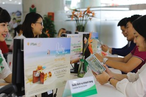 Các ngân hàng đẩy mạnh hoạt động dịch vụ nhằm giảm dần sự lệ thuộc vào hoạt động tín dụng.