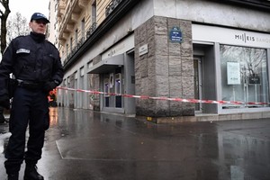 Cảnh sát phong tỏa hiện trường vụ cướp tại ngân hàng Milleis trên đại lộ Champs-Elysees. Ảnh: AFP