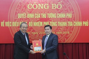 Phó Thủ tướng Thường trực Chính phủ Trương Hòa Bình trao quyết định cho đồng chí Trần Văn Minh.