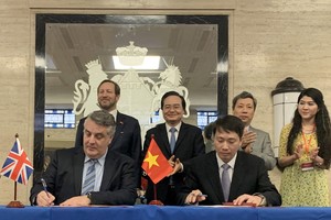 Đại diện Bộ Giáo dục và Đào tạo Việt Nam, ông Pham Quang Hưng, Cục trưởng Cục Hợp tác Quốc tế và đại diện ICAEW, ông Shaun Robetson, Giám đốc Ban Đào tạo và Văn bằng, ký kết bản ghi nhớ hợp tác.