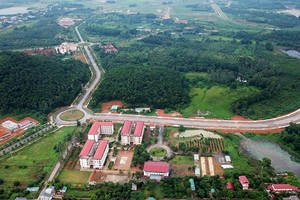 Khu Đại học Quốc gia Hà Nội tại Hòa Lạc rộng hơn 1.000 ha hiện còn nhiều diện tích đất trống, cỏ cây phủ đầy. Ảnh:Giang Huy.