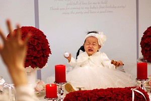 Một em bé Hàn Quốc mếu khi chụp ảnh trong ngày sinh nhật. Ảnh: Quartz.