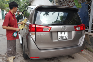 Giá rửa một chiếc xe 7 chỗ ngày 28 Tết tại Sài Gòn phổ biến 150.000 đồng.