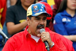Tổng thống Venezuela Maduro phát biểu trước những người ủng hộ hôm 2/2 tại thủ đô Caracas. Ảnh: Reuters.