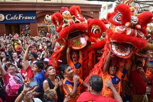 Người dân khu Hoa kiều ở Manila, Philippines múa lân mừng năm Kỷ Hợi. Ảnh: AFP.